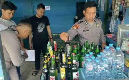 Polres Gresik Sita Ratusan Botol Miras