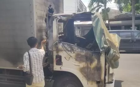 Truk Ekspedisi Terbakar di Situbondo, Sopir Berusaha Padamkan Api dengan Air Mineral