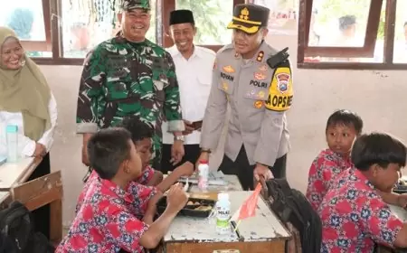 Polres Gresik Kembali Bagikan Paket Makan Bergizi Gratis Bagi Siswa SD