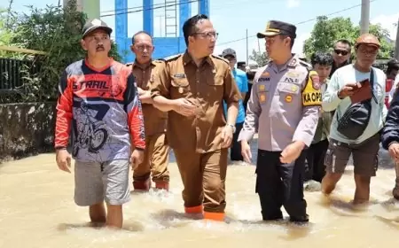 Tinjau Lokasi Banjir, Wakil Bupati dan Kapolres Gresik Salur Bantuan