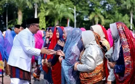 Peringati Hari Jadi ke 538 dan HUT Ke-51 Pemkab Gresik, Pejabat dan ASN memakai Busana Khas Gresik