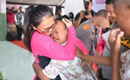 Tangis Haru Siswa SLB di Gresik, Diberi Kaos Polisi dan Dipeluk Hangat Ibu Kapolri