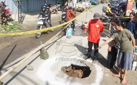 Lubang Misterius Menganga di Jalan Raya Sendang, Kedalamannya Capai 7 Meter