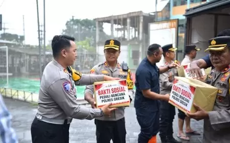 Kapolres Gresik Terjun Langsung Salurkan Bansos Warga Terdampak Banjir