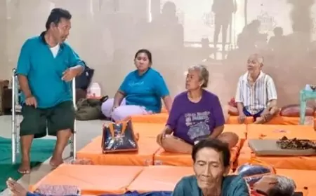 Warga Memilih Bertahan di Pengungsian  Banjir