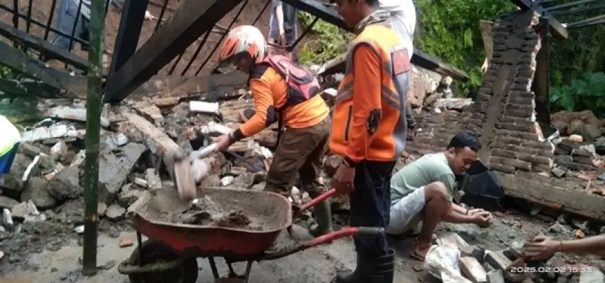 Tanah Longsor Terjang Desa Jaten, Relawan dan Aparat Sigap Bantu Warga