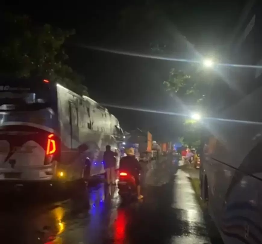 Akibat Banjir Setinggi Lutut Orang Dewasa, Jalur Pantura Situbondo Macet Total