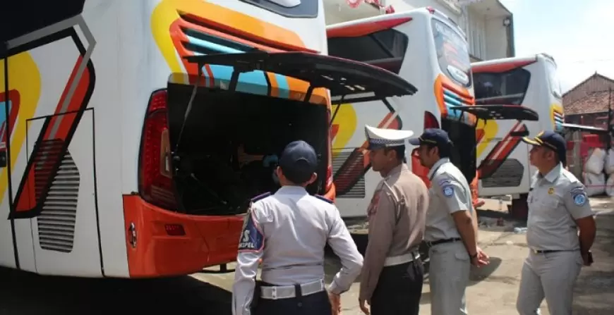Cegah Kecelakaan, Polres Trenggalek Gelar Ramp Check Bus Wisata di Garasi