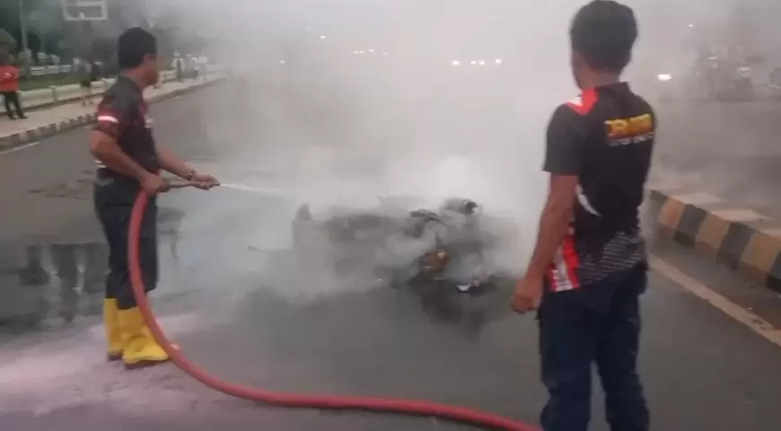 Hindari Lubang, Pemotor di Situbondo Terjatuh dan Kendaraannya Hangus Terbakar