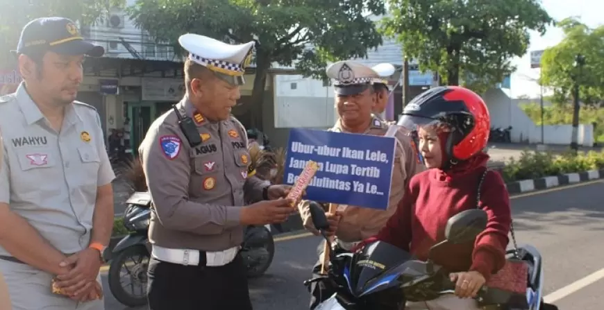 Satlantas Trenggalek Bagikan Cokelat dan Boneka untuk Pengendara Tertib