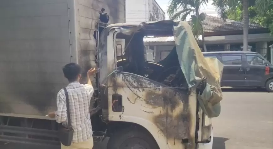 Truk Ekspedisi Terbakar di Situbondo, Sopir Berusaha Padamkan Api dengan Air Mineral