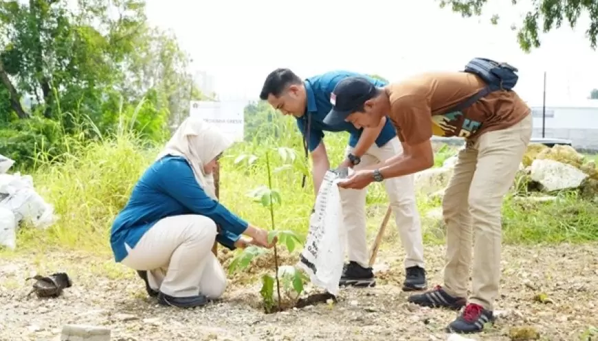 Petrokimia Gresik Kolaborasi Jurnalis dan Pemkab Gresik Tanam Ratusan Pohon 