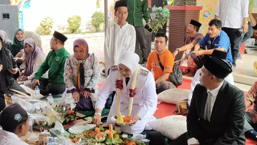 Disambut Ribuan Warga, Wabup Situbondo Mbak Ulfi Awali Tugas dengan Sungkeman