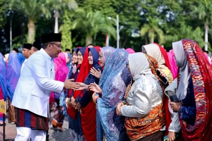 Peringati Hari Jadi ke 538 dan HUT Ke-51 Pemkab Gresik, Pejabat dan ASN memakai Busana Khas Gresik