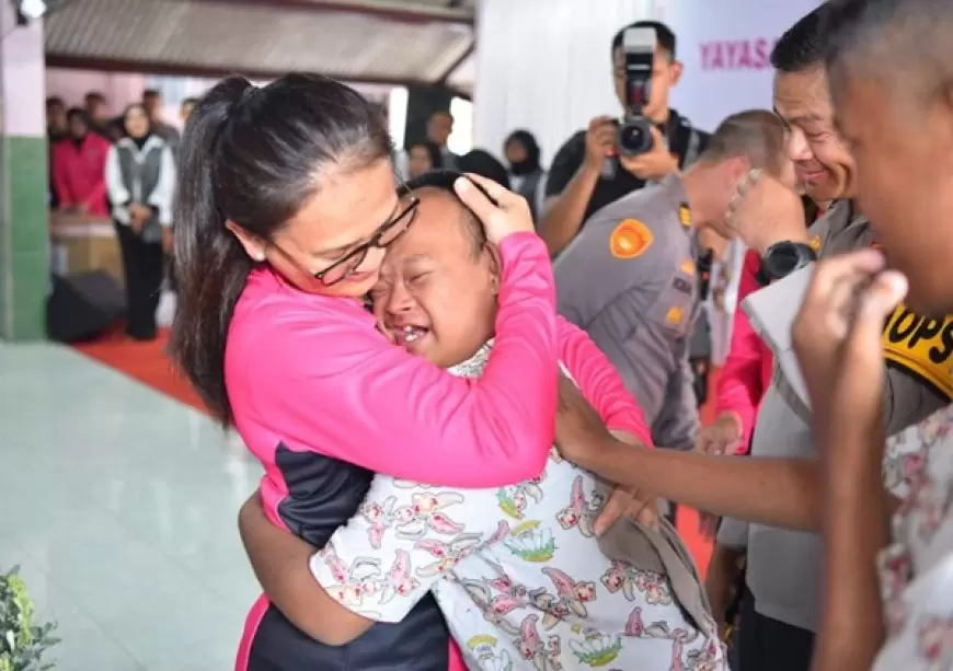 Tangis Haru Siswa SLB di Gresik, Diberi Kaos Polisi dan Dipeluk Hangat Ibu Kapolri 