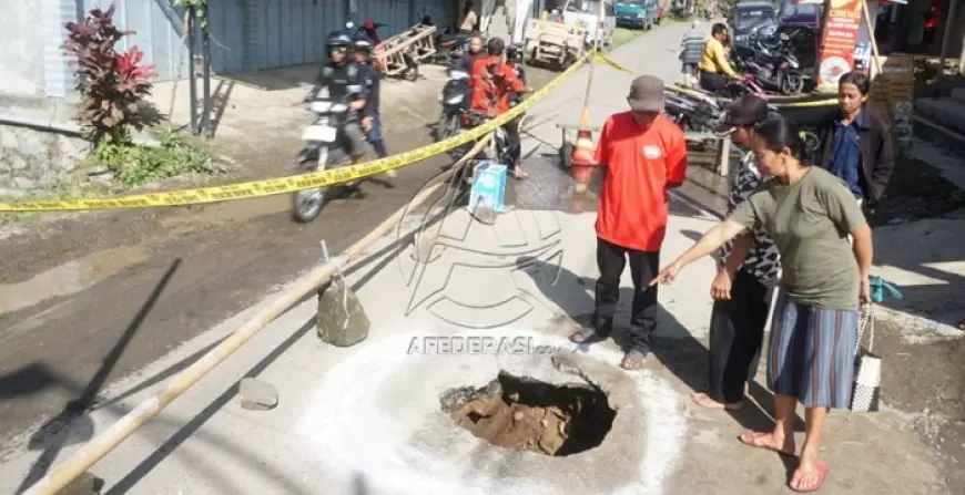 Lubang Misterius Menganga di Jalan Raya Sendang, Kedalamannya Capai 7 Meter