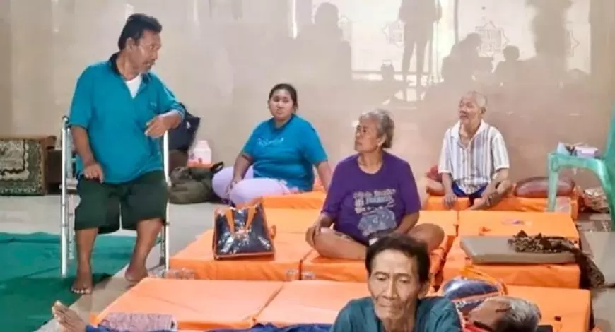 Warga Memilih Bertahan di Pengungsian  Banjir