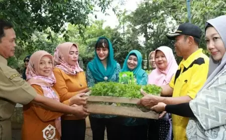 Dorong Kemandirian Pangan, Ketua PKK Trenggalek Bagikan Bibit dan Benih Ikan ke Warga