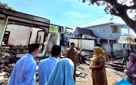 Wabup Situbondo Tinjau Lokasi Kebakaran, Janji Bantu Rehabilitasi Rumah Korban
