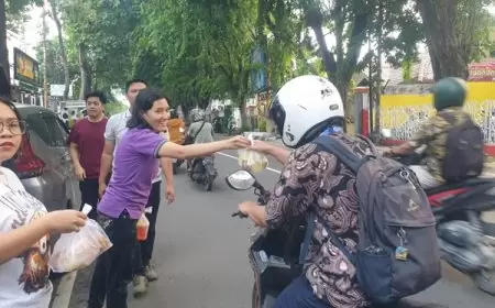 Toleransi Antar Umat Beragama, Umat Kristen Bagikan Ratusan Takjil Untuk Penguna Jalan