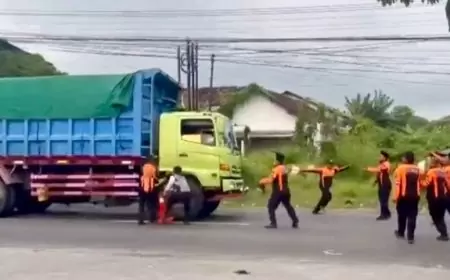 Truk Ugal-Ugalan Terobos Razia Jam Operasional Nyaris Tabrak Petugas Dishub 