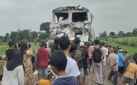 Truk Muatan 10 ton Pupuk Dihantam KA Kertanegara di Kediri, Masinis dan Sopir Luka-Luka