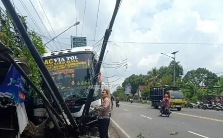 Nekat Terobos Marka, Bus Bagong Hantam Mobil dan Tiang Listrik di Tulungagung