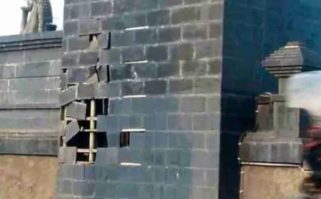 Dinding Gapura Perbatasan Gresik-Surabaya Mengelupas