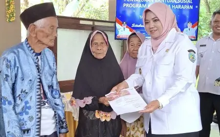 Pemkab Situbondo Salurkan PKH Plus untuk 1.429 Lansia, Wabup: Semoga Bisa Meringankan Beban Hidup