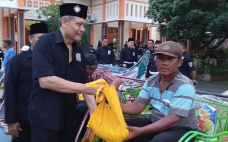 PSHT Trenggalek Berbagi Berkah Ramadan, Ratusan Abang Becak Terima Paket Sembako