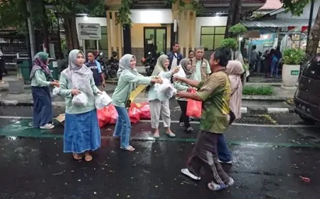 Jelang Lebaran, Jurnalis KWG dan Istri Berbagi Kebahagiaan Salurkan Beras dan THR kepada Dhuafa