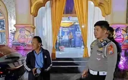 Tak Dapat Bus, Pemudik Terharu, Diantar Polres Gresik Pulkam Naik Mobil Patroli 