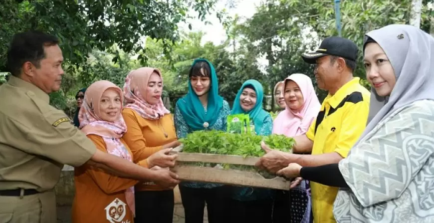 Dorong Kemandirian Pangan, Ketua PKK Trenggalek Bagikan Bibit dan Benih Ikan ke Warga