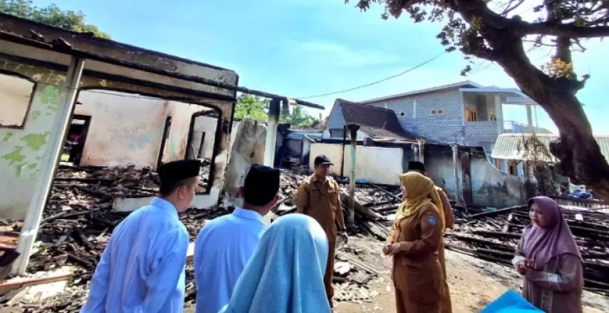 Wabup Situbondo Tinjau Lokasi Kebakaran, Janji Bantu Rehabilitasi Rumah Korban