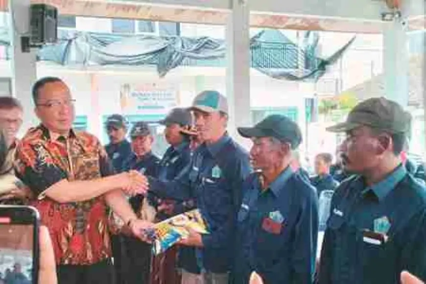 Cuaca Ekstrem, Wabup Gresik Berikan Bantuan untuk Nelayan yang Tidak Bisa Melaut