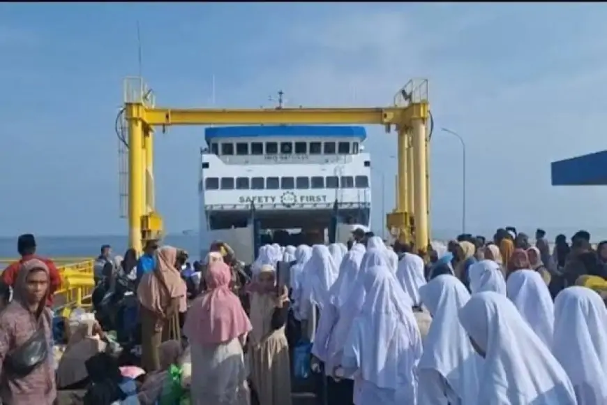 Pemkab Gresik Lakukan Penjemputan dan Berikan Ribuan Santri Asal Bawean Subsidi Tiket Kapal PP