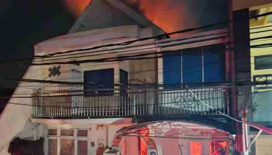 Rumah Dua Lantai di GKB Gresik Dilalap Api, Akibat Nyalakan Lilin saat Listrik Padam