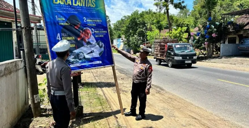 Cegah Kecelakaan Saat Mudik, Satlantas Polres Trenggalek Pasang Baliho Edukasi di 20 Titik