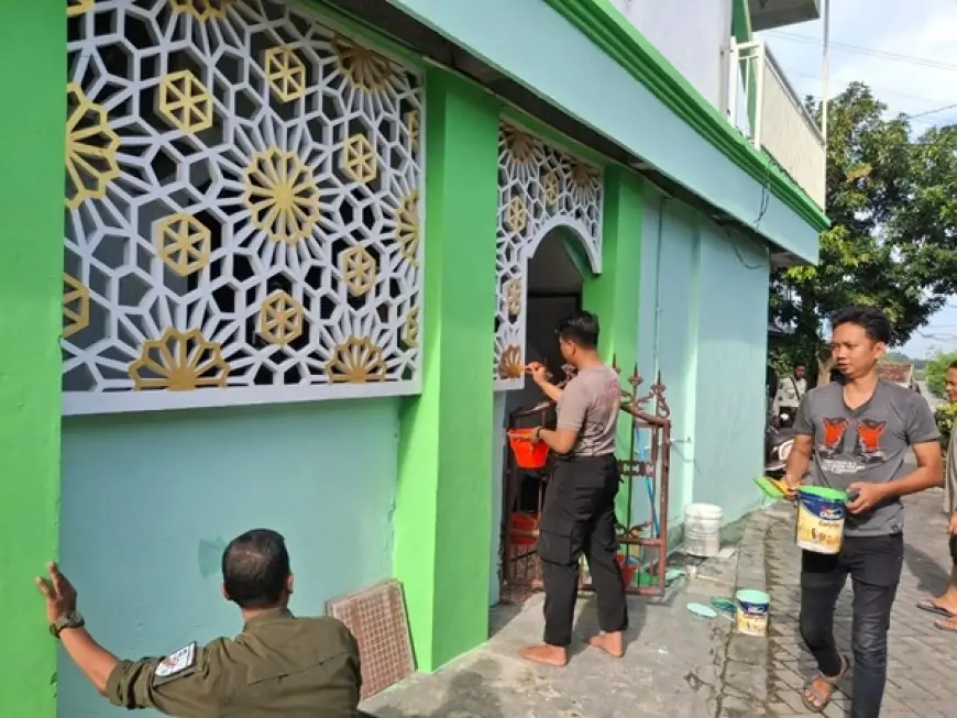 Bakti Sosial Ramadan, Polres Gresik Bersama Swa Army Mengecat Tempat Ibadah