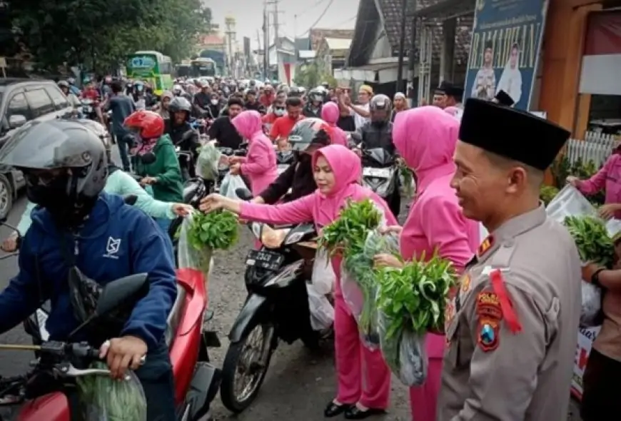 Polsek Cerme Gresik Bagikan Lele Segar dan Sayur Mayur Hasil Budidaya Sendiri
