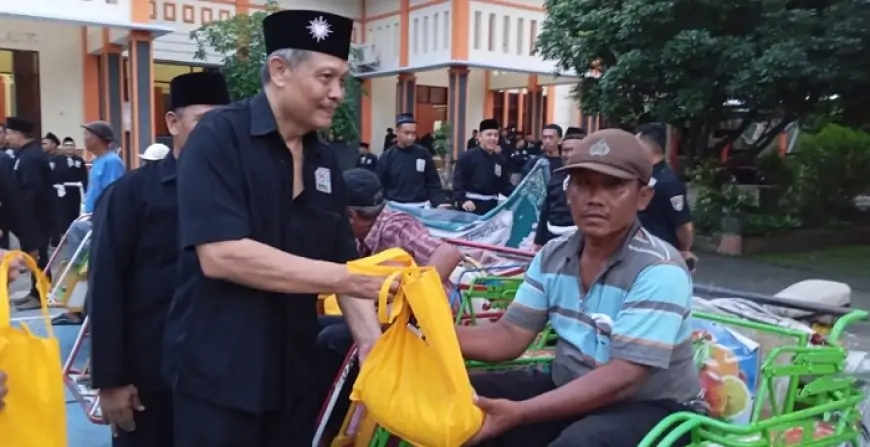 PSHT Trenggalek Berbagi Berkah Ramadan, Ratusan Abang Becak Terima Paket Sembako