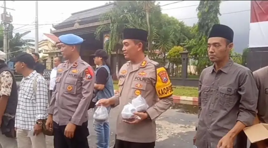 Polisi dan Wartawan Probolinggo Bagikan Takjil di Jalur Pantura