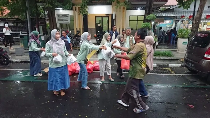 Jelang Lebaran, Jurnalis KWG dan Istri Berbagi Kebahagiaan Salurkan Beras dan THR kepada Dhuafa