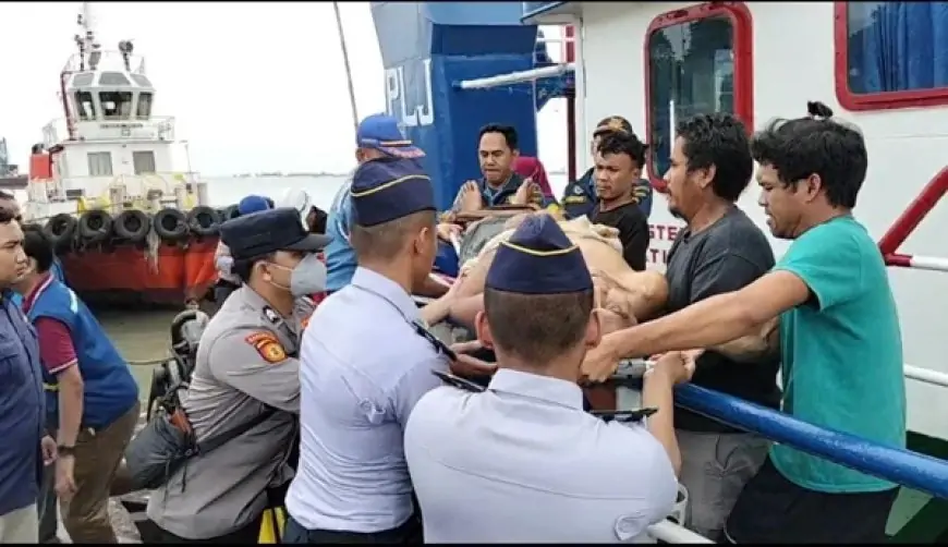 Respon Cepat, Aksi Personil Pos PAM Polres Gresik Gercep Evakuasi ABK Pingsan di Pelabuhan Gresik