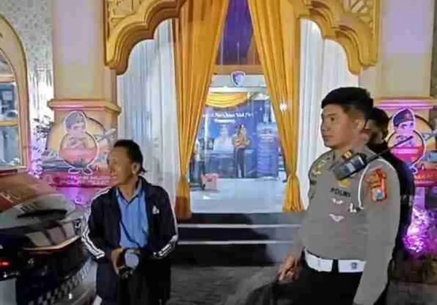 Tak Dapat Bus, Pemudik Terharu, Diantar Polres Gresik Pulkam Naik Mobil Patroli 