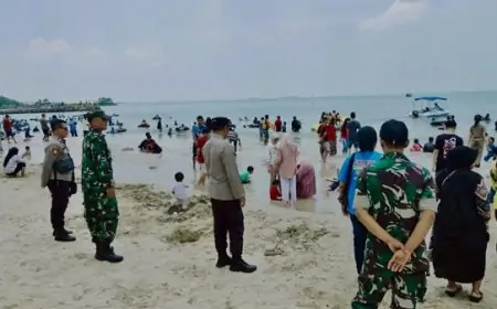 Pastikan Libur Lebaran Aman, Polres Gresik Terjunkan Personil Pengamanan di Kawasan Wisata Pantai Dalegan