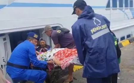 Aksi Kemanusiaan Polres Gresik, Bantu Evakuasi Warga Bawean yang Sakit Naik Kapal 