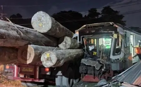 Kereta Api Menabrak Truk di Perlintsan Tanpa Palang Pintu di Gresik, Satu Masinis Kereta Meninggal di RS