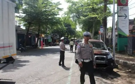 Langgar Rambu Larangan Parkir, Pengendara di Depan RSUD dr Soedomo Trenggalek Kena Teguran