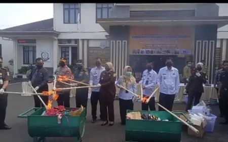 Kejari Probolinggo Musnahkan Barang Bukti Kasus Pidana